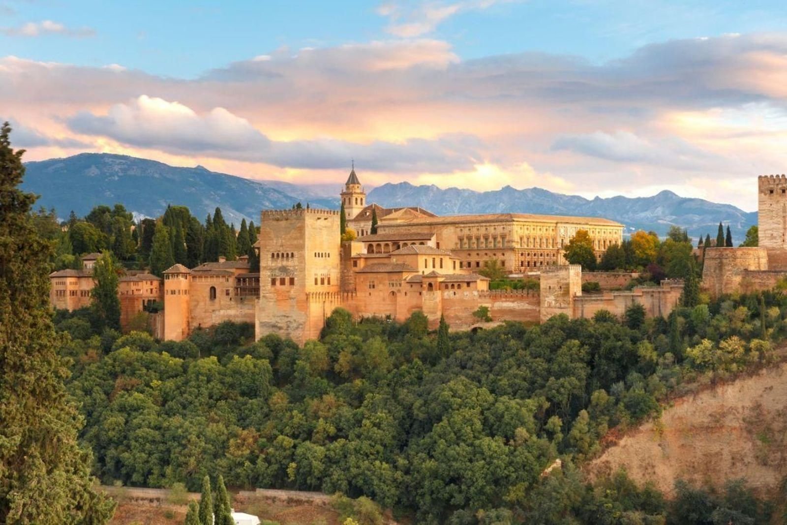 La Alhambra de Granada al atardecer